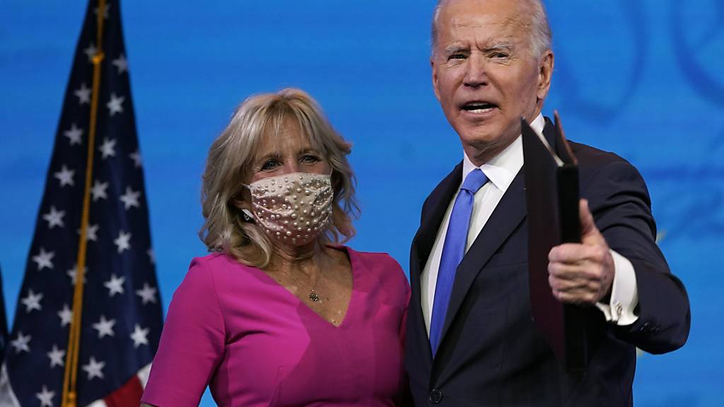 Joe Biden, künftiger US-Präsident, mit seiner Frau Jill Biden. Foto: Patrick Semansky/AP/dpa