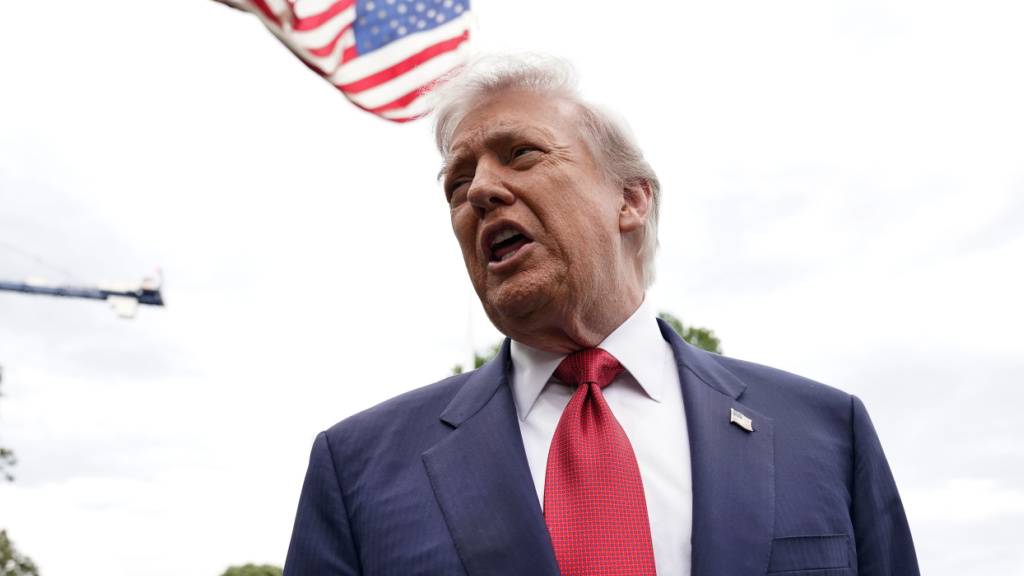 US-Präsident Donald Trump spricht zu Reportern, bevor er auf dem Südrasen des Weißen Hauses zur Marine One geht. Foto: Jose Luis Magana/AP/dpa