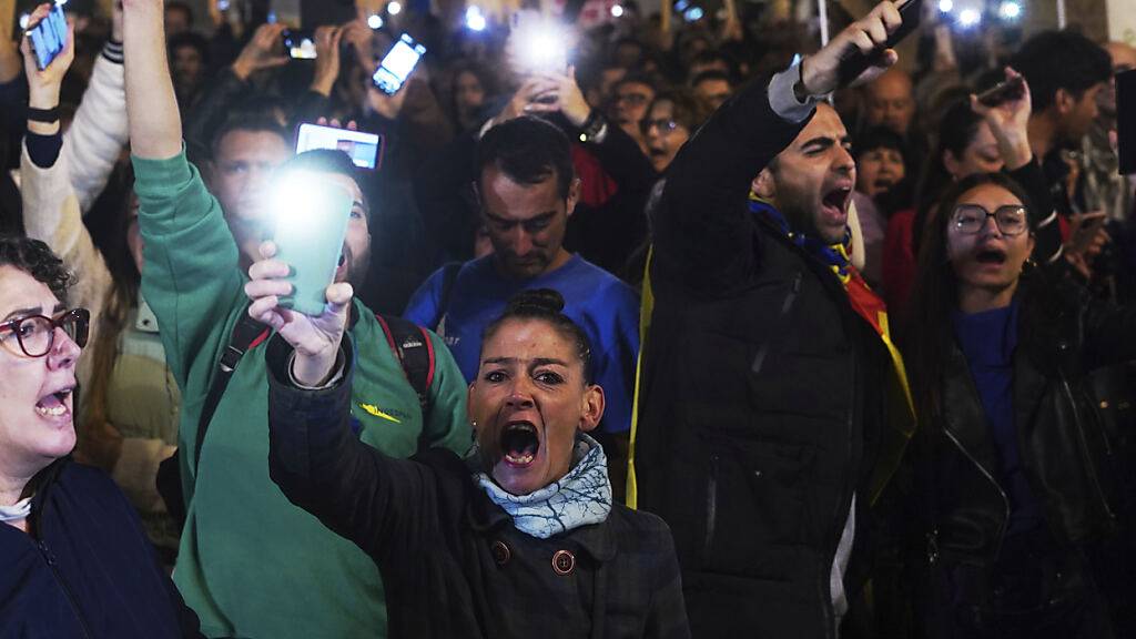 Hunderttausende protestierten in Valencia und forderten den Rücktritt des Regionalpräsidenten.