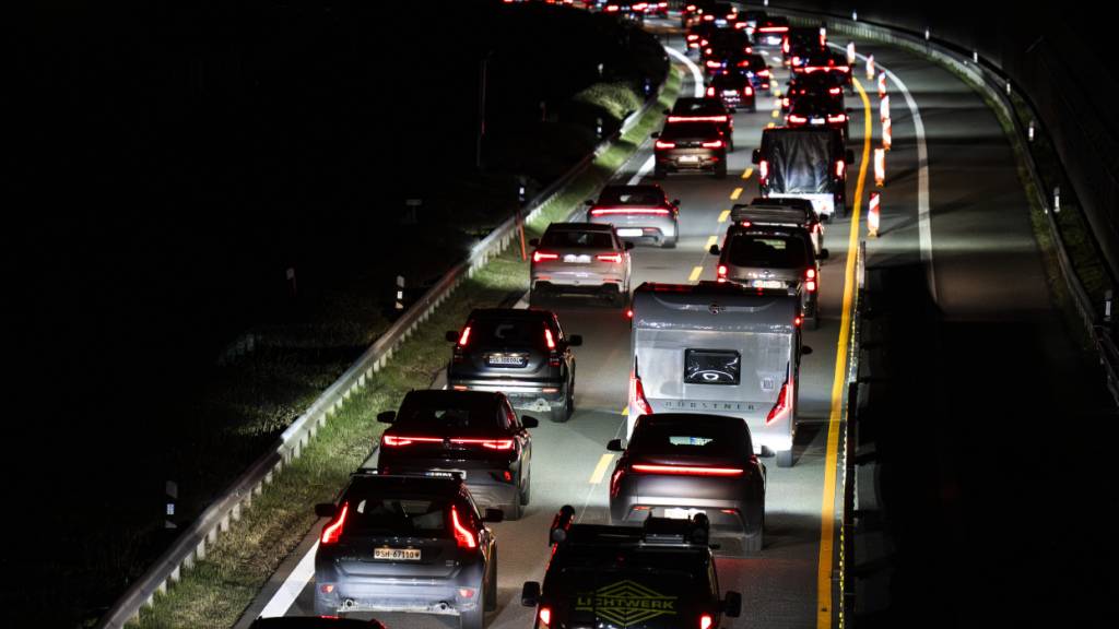 An Ostern 2026 staute sich der Verkehr auf der A13. Hier im Bild die Situation am Donnerstag, 2. April bei Felsberg GR.