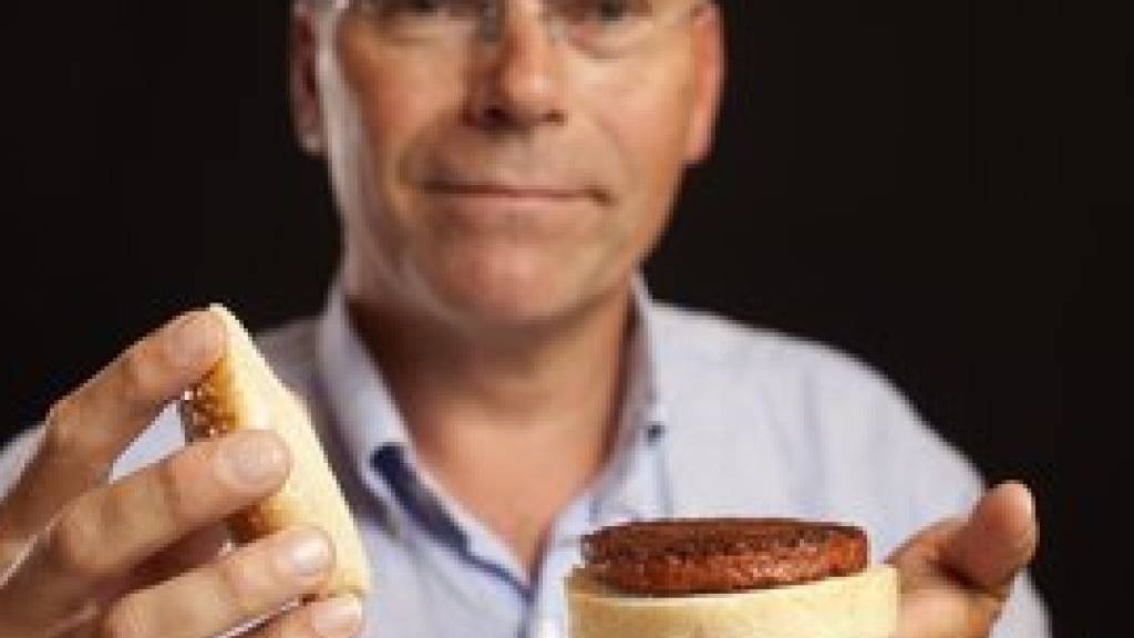 Bell verstärkt sein Engagement im Bereich Kunstfleisch - im Bild Mosa Meat-Wissenschaftschef Mark Post mit dem ersten im Labor gezüchteten Hamburger des Unternehmens. (Bild Mosa Meat)