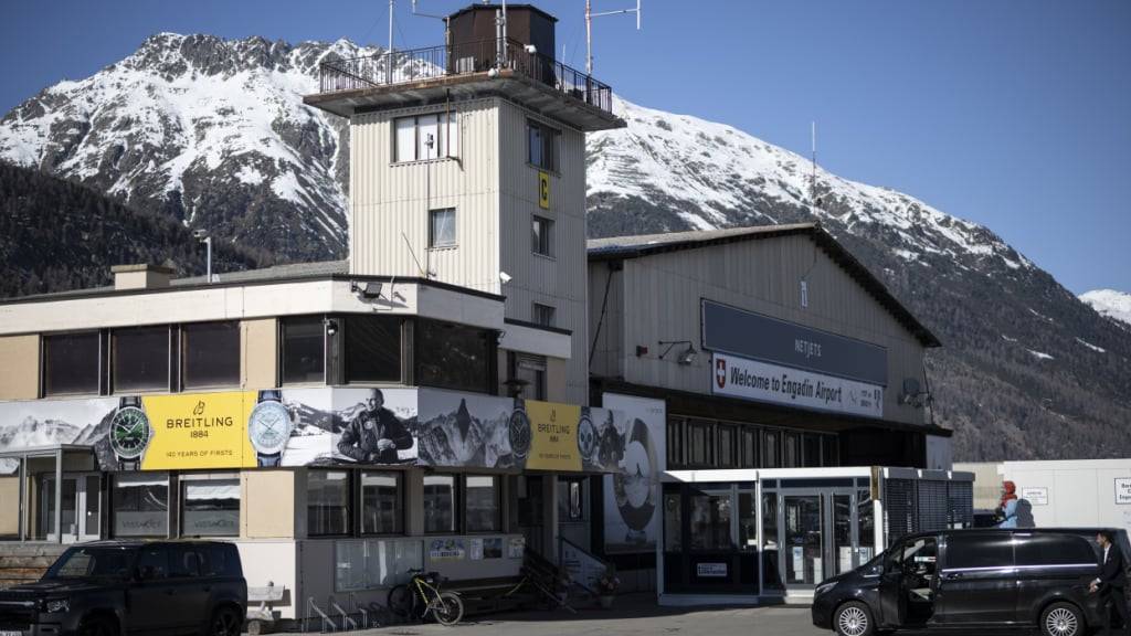 Der Flughafen Samedan im Engadin ist in die Jahre gekommen und soll für erneuert sowie ausgebaut werden. (Archivbild)