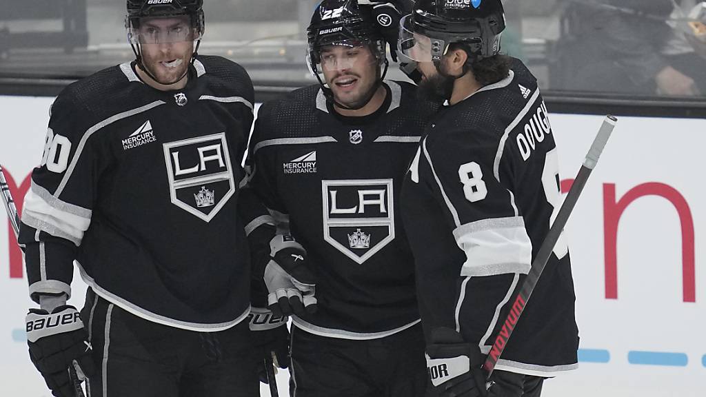 Trotz drei Assists von Kevin Fiala (22) mussten sich die Los Angeles Kings den Carolina Hurricanes im Penaltyschiessen beugen