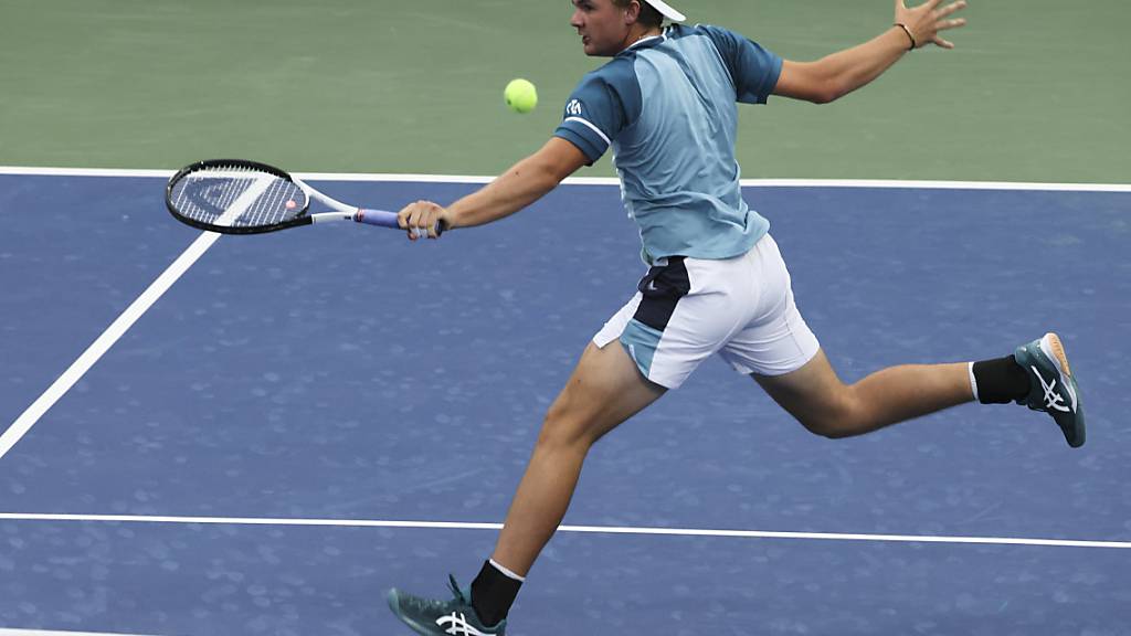 Stilsicher am Netz: Dominic Stricker zog am US Open mit einer reifen Leistung gegen den deutlich höher klassierten Alexei Popyrin in die 2. Runde ein
