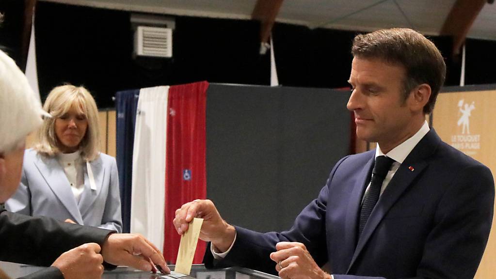 Für Emmanuel Macron, Präsident von Frankreich, ist heute ein wichtiger Tag: Die Französinnen und Franzosen wählen ein neues Parlament und entscheiden, ob er für seine kommende Amtszeit eine Mehrheit hinter sich hat. Foto: Michel Spingler/AP Pool/dpa