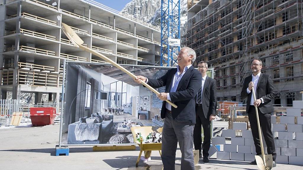 Der ägyptische Investor Samih Sawiris (vorne) bei der Grundsteinlegung zum neusten Apartmenthaus in seinem Ferienresort in Andermatt UR. Bisher sind vier Häuser in Betrieb, im Endausbau sollen es 42 sein.