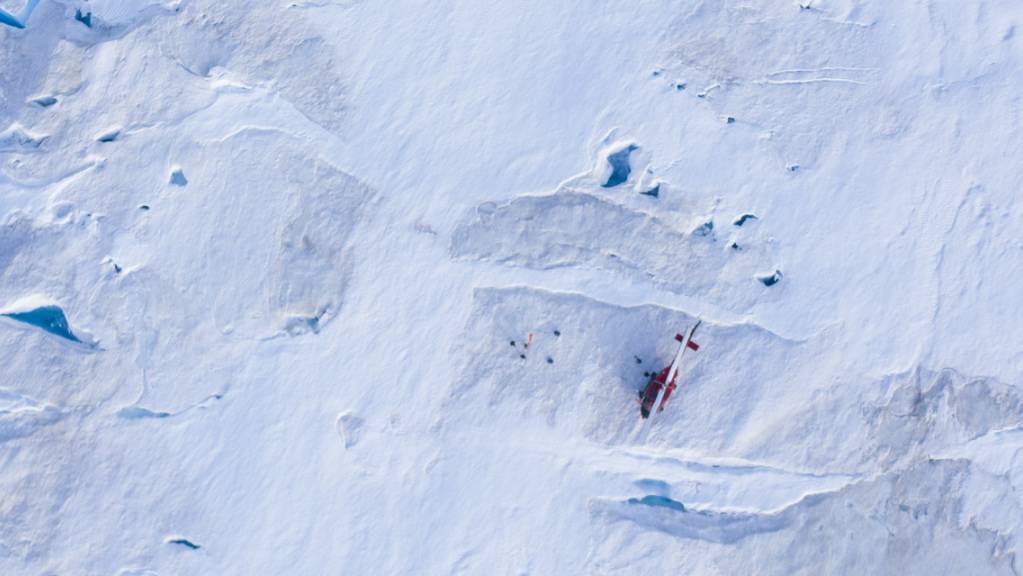Schmelzwasser kann auf dem grönländischen Eisschild schlechter versickern, weil sich durch extreme Schmelzereignisse massive Eisplatten bilden. (Symbolbild)