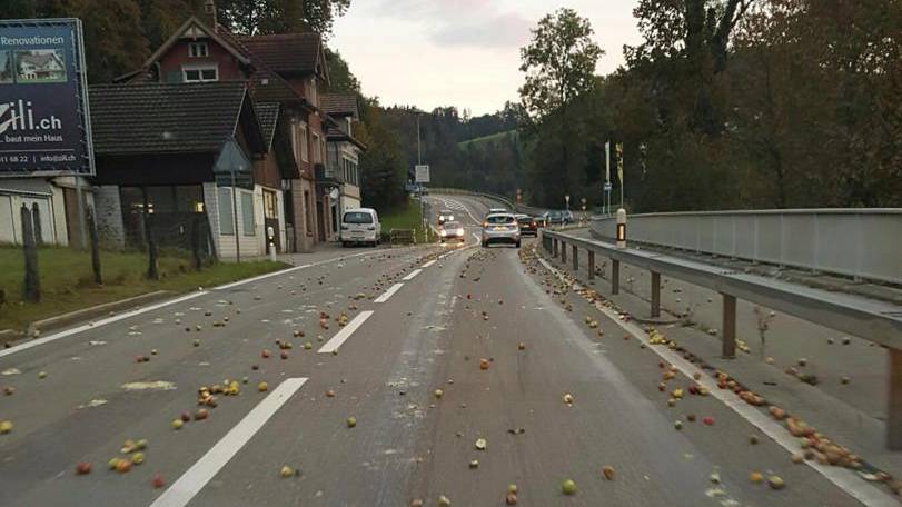 In Lütisburg lag am Montag eine Tonne Äpfel auf der Strasse.