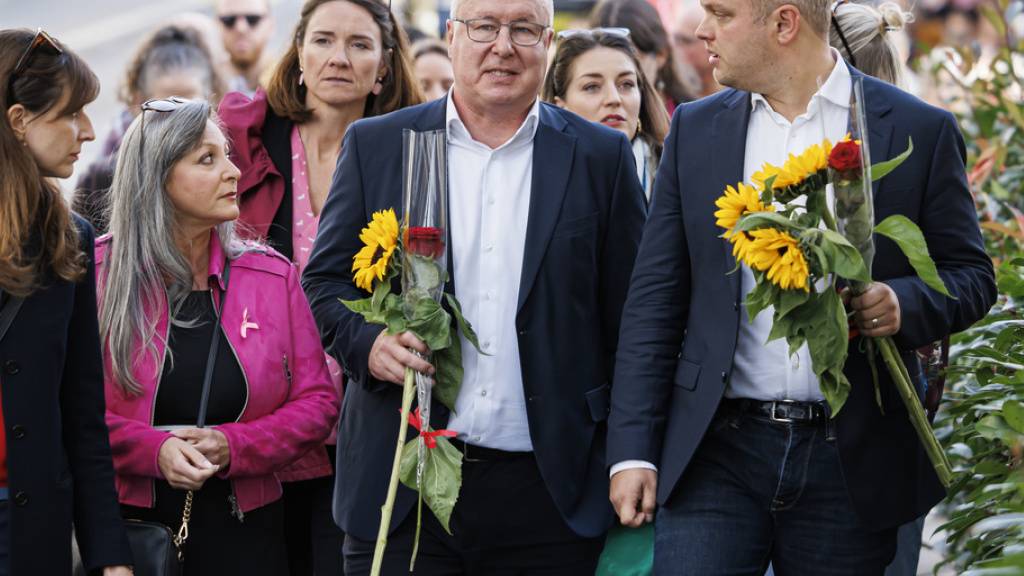 SP-Politiker Pierre-Yves Maillard (2.v.l.) und Raphael Mahaim (Grüne) am Wahlsonntag auf dem Weg zum Medienzentrum. (KEYSTONE/Valentin Flauraud)