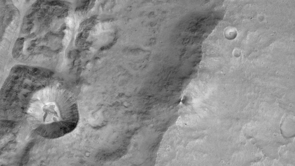 Ein Krater mit 1,4 Kilometern Durchmesser (links) am Rande eines grösseren Kraters nahe des Mars-Äquators.