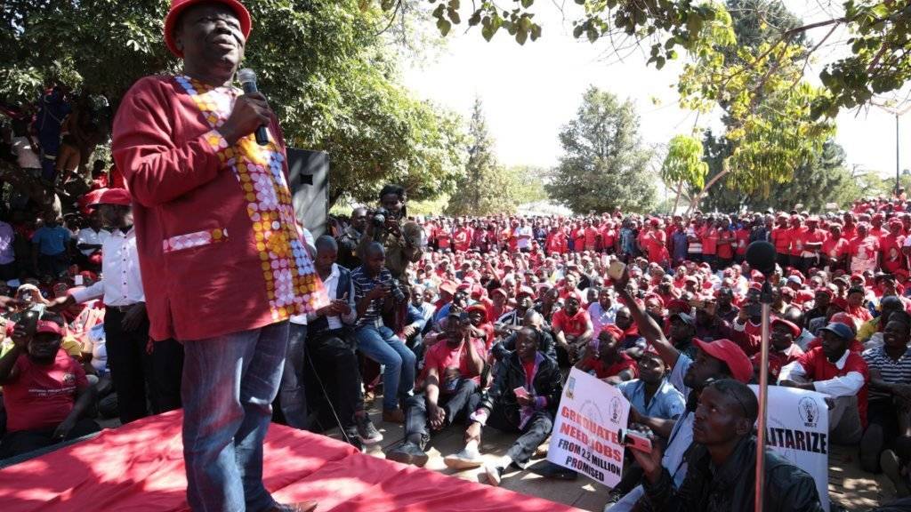 Oppositionsführer Morgan Tsvangirai spricht vor tausenden Anhängern, die einen Rückzug des simbabwischen Präsidenten Robert Mugabe fordern.