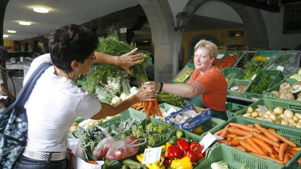 Eine Szene am Früchte- und Gemüsemarkt in der Altstadt von Luzern. Dass die Kundschaft hier eine Frau ist, ist kein Zufall, sondern entspricht der Statistik: Frauen und Angehörige des gehobeneren Bildungsstands essen mehr Obst und Gemüse (Archivbild).