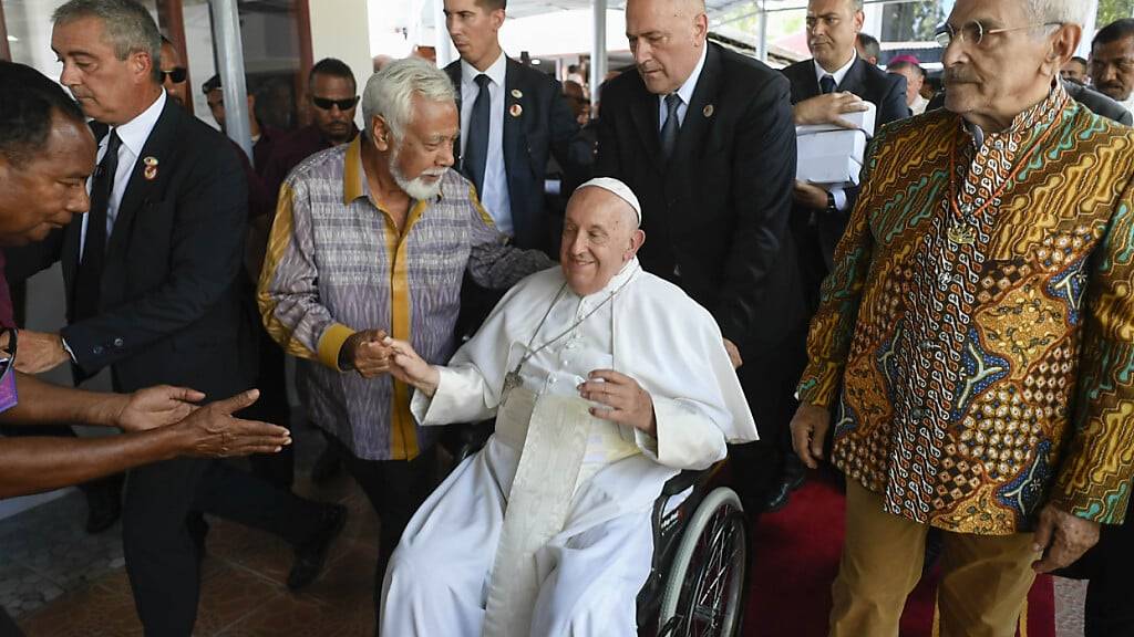 HANDOUT - Papst Franziskus und Osttimors Präsident Ramos-Horta (r) nehmen an einer Abschiedszeremonie auf dem Internationalen Flughafen von Dili teil. Foto: ---/Vatican Media/IPA/ZUMA Press/dpa