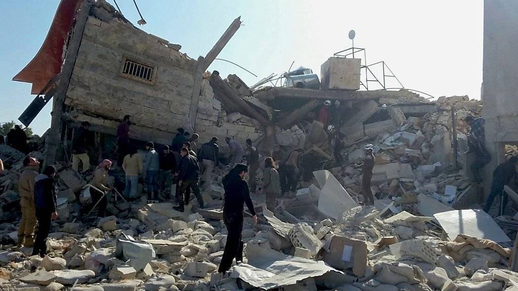 Absichtliche Angriffe auf Spitäler, wie hier in der Provinz Idlib in Syrien, sind ein Kriegsverbrechen. In Syrien sind schon zahlreiche Gesundheitseinrichtungen bombardiert worden. Der UNO-Sicherheitsrat verurteilt diese Angriffe in einer Resolution. (Archivbild)