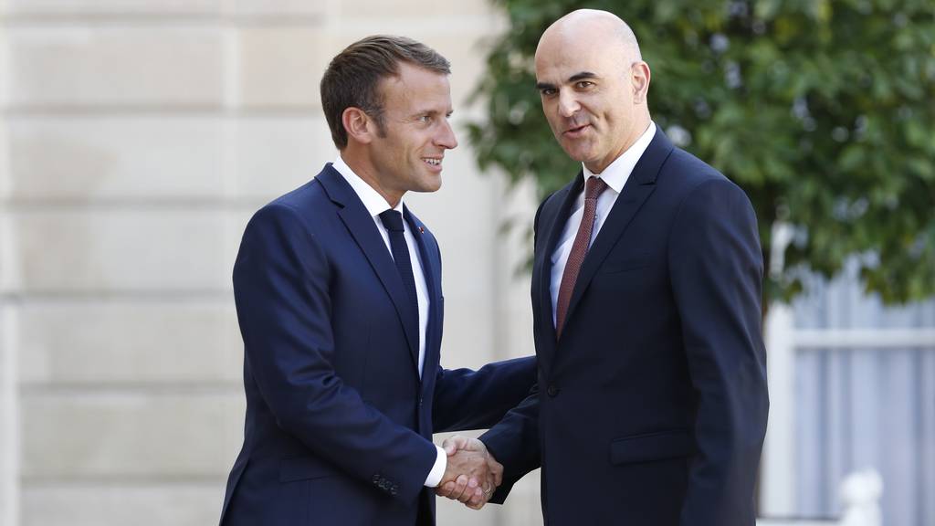 Händeschütteln zwischen Emmanuel Macron (links) und Alain Berset 2018 in Frankreich: Das soll sich in wenigen Wochen in Bern wiederholen.