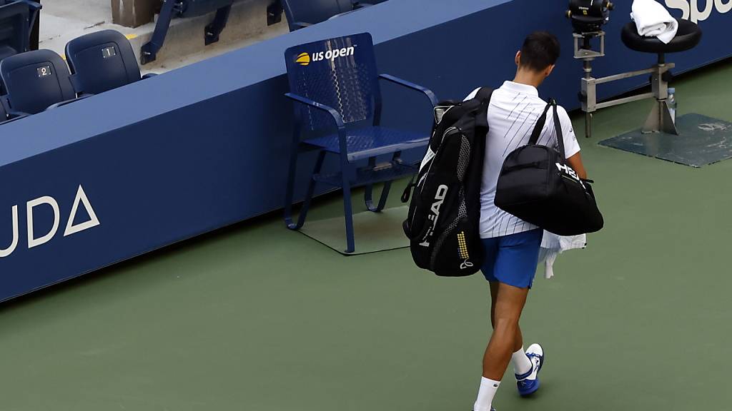 Novak Djokovic verliess nach der Disqualifikation zerknirscht den Platz