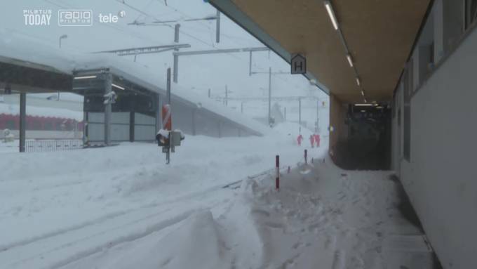 Schienen und Strassen versinken im Schnee