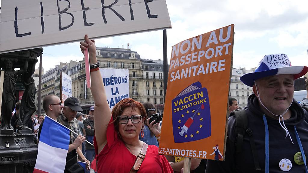 In mehreren französischen Städten protestierten Menschen gegen den COVID-19-Pass, der geimpften einen leichteren Zugang zu Veranstaltungen ermöglicht. Foto: Michel Euler/AP/dpa Foto: Michel Euler/AP/dpa