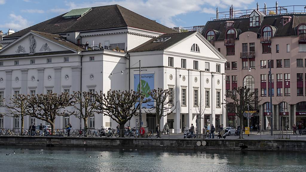Im Luzerner Theater entsteht für mehrere Aufführungen ein zweistöckiges Haus auf der Bühne. (Archivbild)
