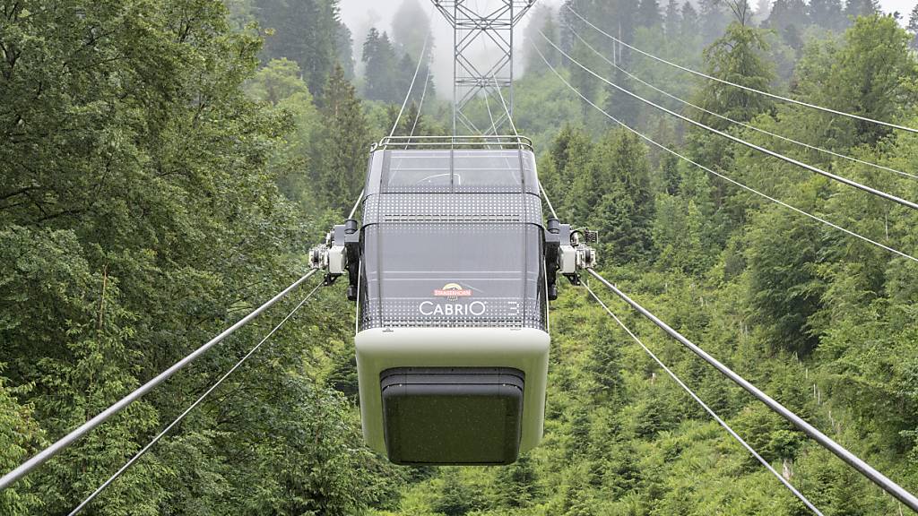 Die Schweizer Bergbahnen bekommen den verregneten Sommer zu spüren - im Bild die Stanserhornbahn. (Archivbild)