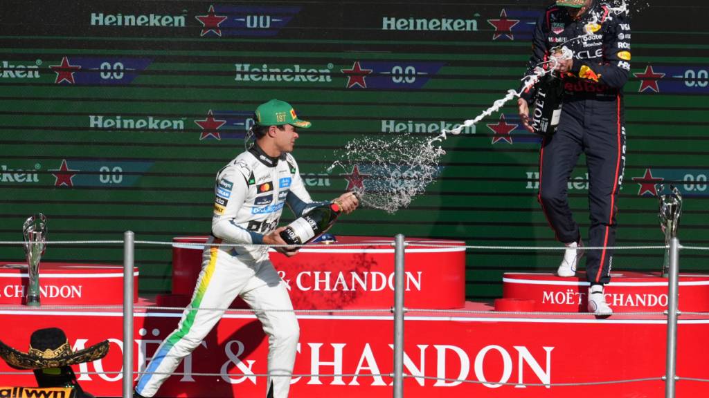 Wer verspritzt am Ende den Champagner? Lando Norris (li.) freut sich in Mexico City über den Sieg und die WM-Führung, doch der Titelverteidiger Max Verstappen ist in den letzten zwei Monaten immer näher gekommen