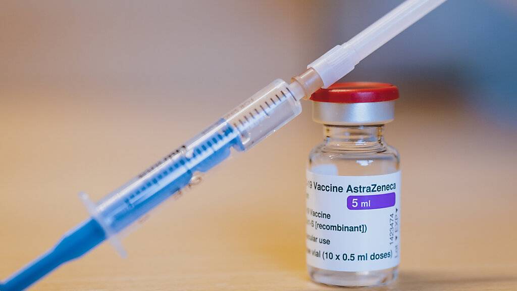 Eine Spritze ist an eine Ampulle mit dem Corona-Impfstoff von AstraZeneca gelehnt. Foto: Expa/ Jfk/APA/dpa