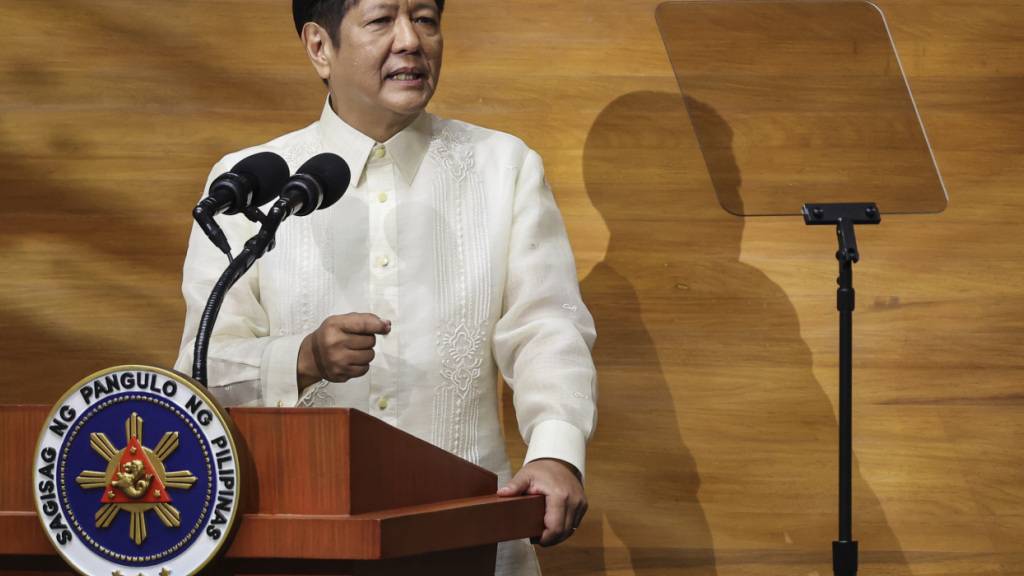 ARCHIV - Der philippinische Präsident Ferdinand Marcos Jr. hält seine dritte Rede zur Lage der Nation im Repräsentantenhaus. Foto: Gerard V. Carreon/AP/dpa