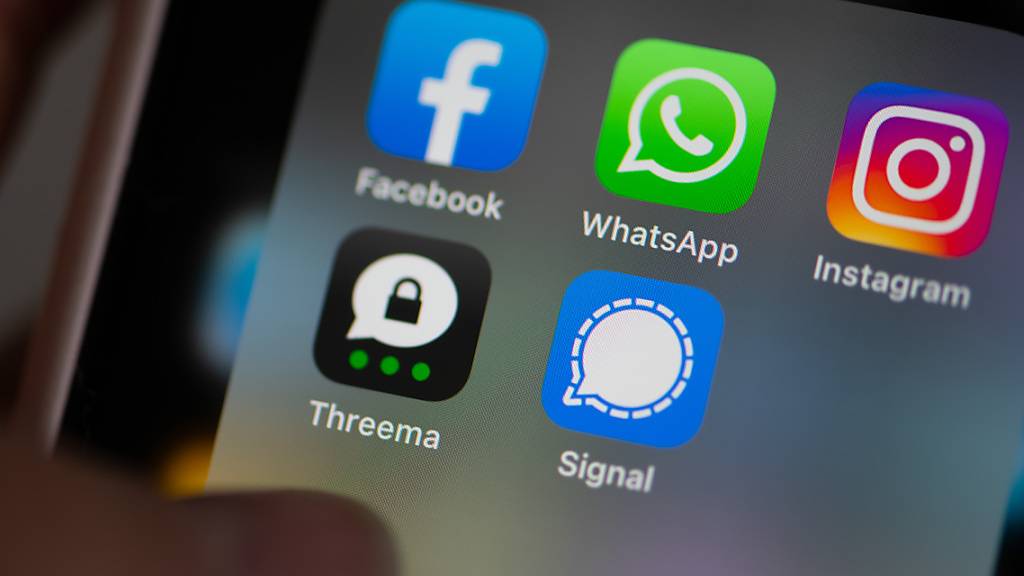 Der Bundesrat weitet die Massnahmen zur Überwachung von Internet- und Telefon-Daten in Strafangelegenheiten aus. Die Verschlüsselung von Online-Diensten soll entgegen ersten Überlegungen nicht angetastet werden. (Symbolbild)