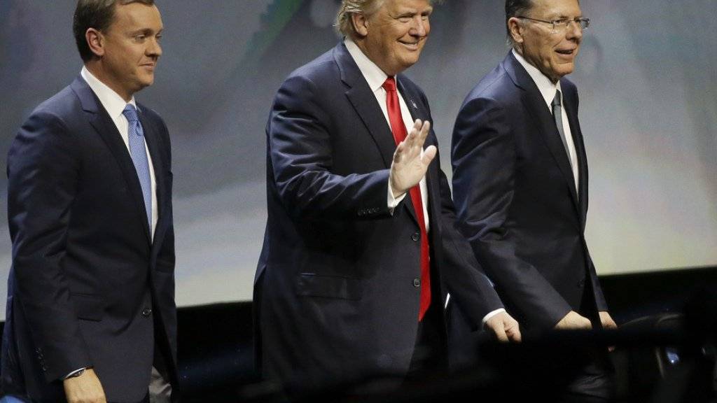 Donald Trump (Mitte) mit NRA-Chefs Chris Cox (links) und Wayne LaPierre (rechts) am Freitag in Louisville.
