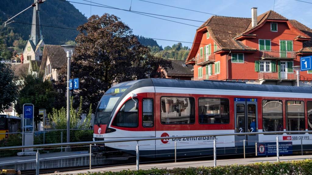 Die Zentralbahn verbindet Luzern und Engelberg OW mit dem Zug, und seit dem 5. Mai im Testbetrieb ab Wolfenschiessen NW auch mit dem Bus. (Archivbild)