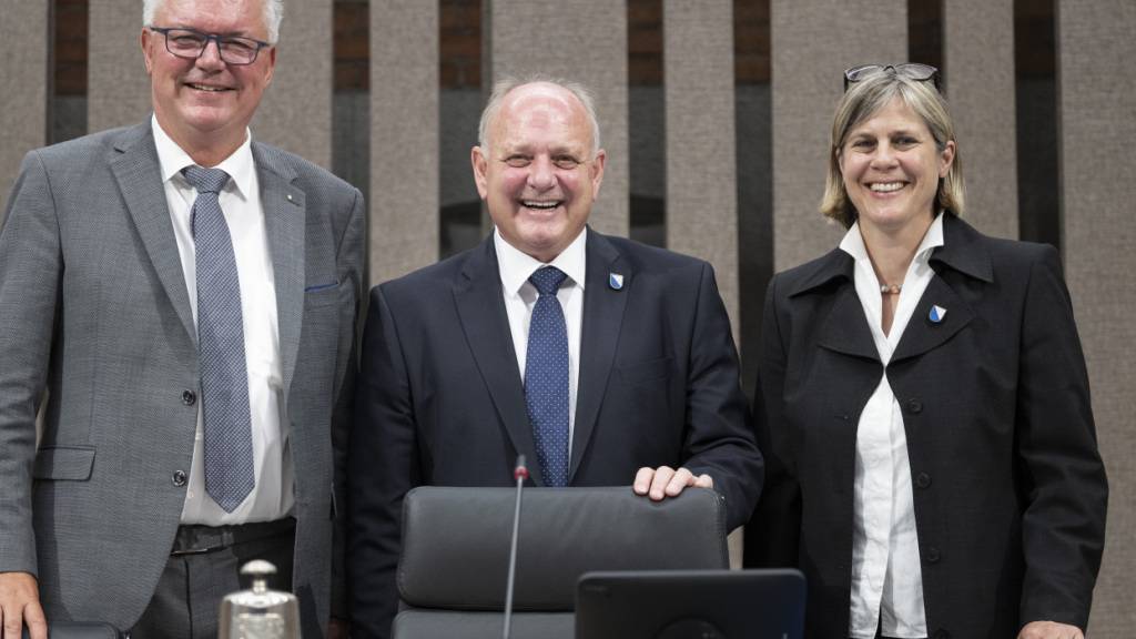 Martin Farner (links) posierte 2024 mit dem damaligen Kantonsratspräsidenten Jürg Sulser und Romaine Rogenmoser. (Archivbild)