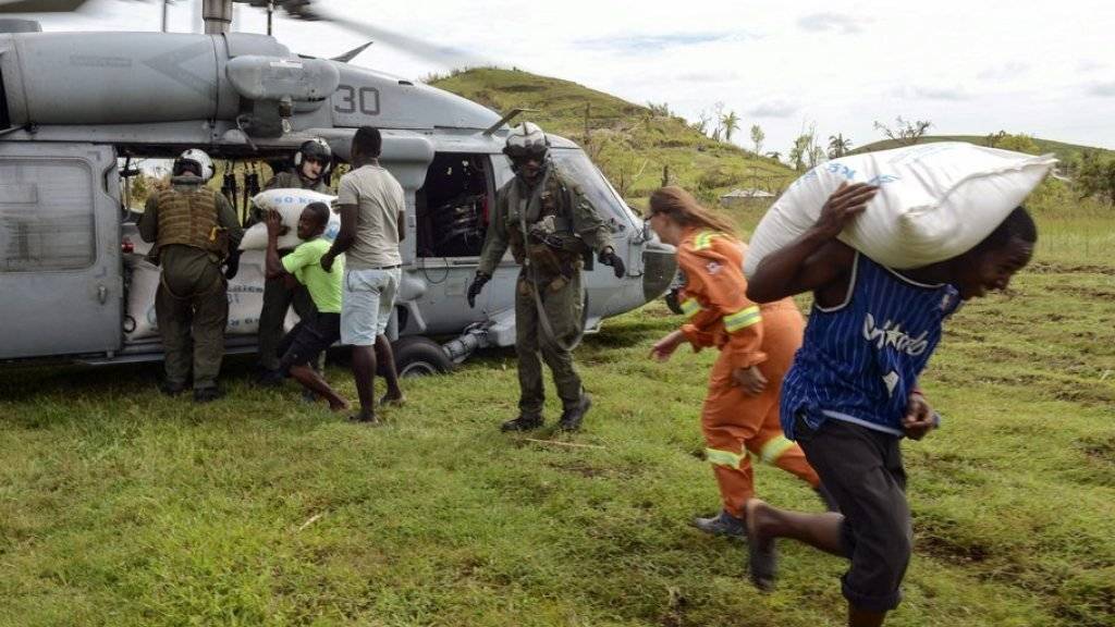 Die Nothilfe für die Betroffenen des Sturms «Matthew» kommt per Helikopter. (Archivbild)