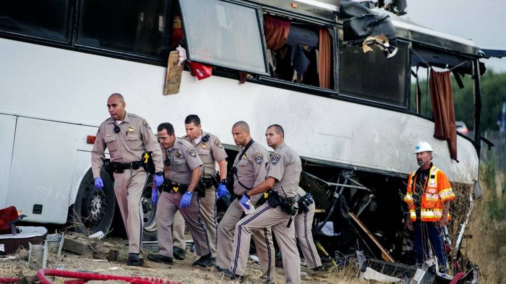 Tödlicher Unfall auf dem US-Highway 99: Polizisten untersuchen den verunglückten Reisecar.