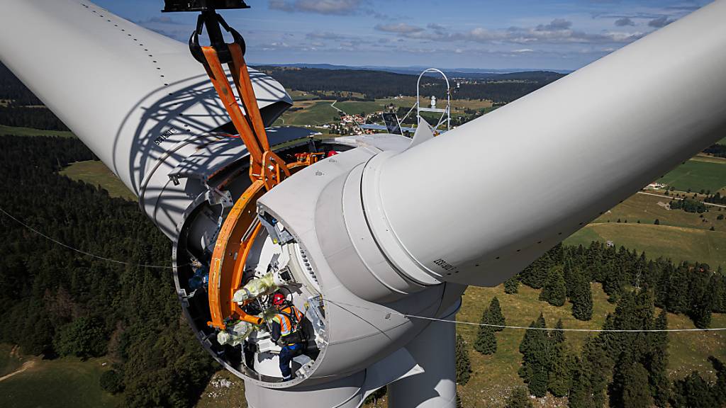 Montage eines Windrads in Sainte-Croix VD im Sommer 2023. Auch der Kanton Luzern will die Windkraft ausbauen: 2050 sollen bis zu 60 Windenergieanlagen Strom produzieren. (Archivaufnahme)