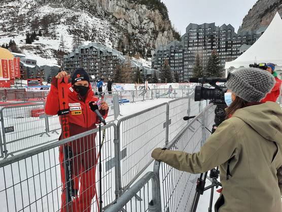 Mauro Caviezel gives interviews in Val d'Isère with mask and distance.