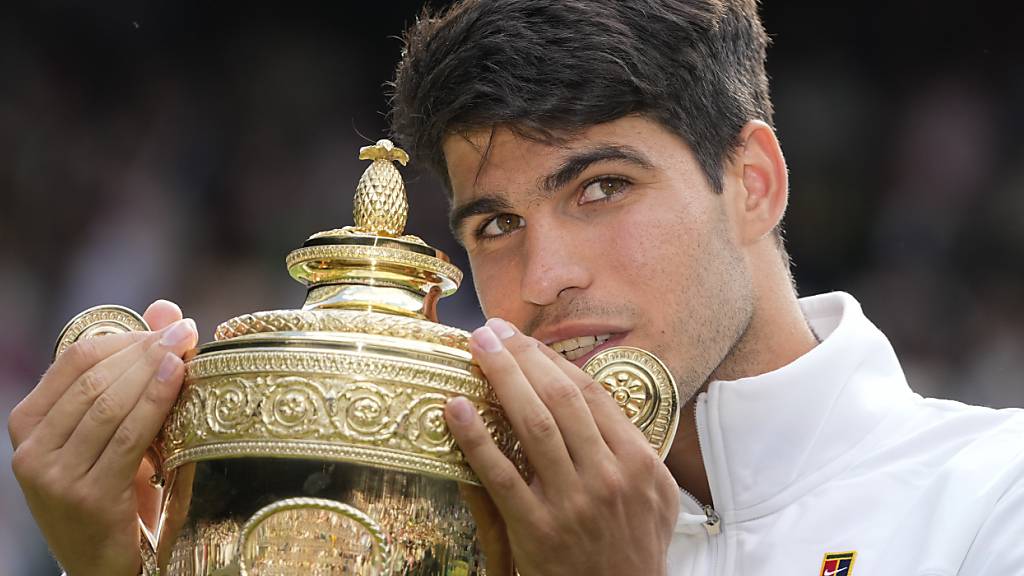 Carlos Alcaraz und der Wimbledon-Pokal - das passt