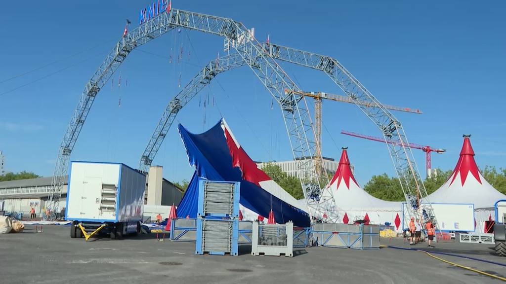 Grosse Aufbauarbeiten: Der Circus Knie stellt das Zelt auf der Allmend