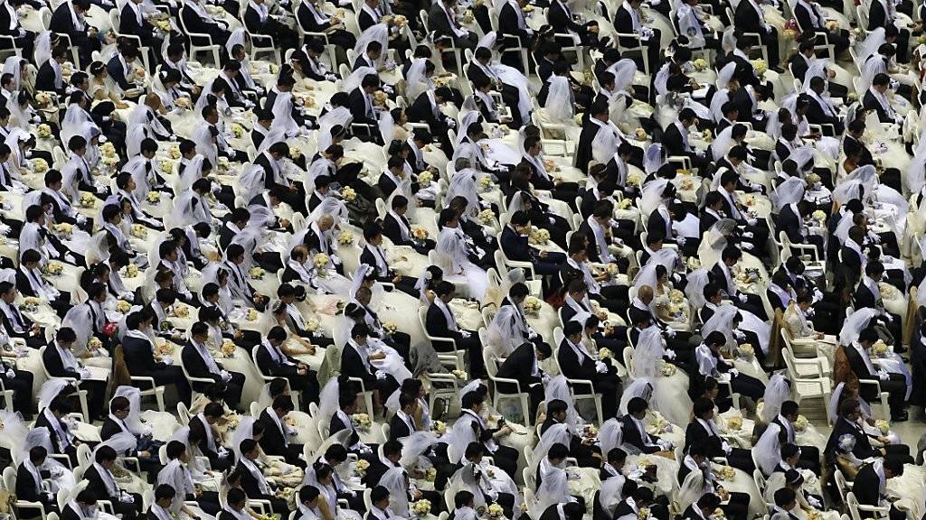 Rund 3000 festlich gekleidete Paare gaben sich im südkoreanischen Gapyeong während der Feier der Moon-Sekte das Ja-Wort