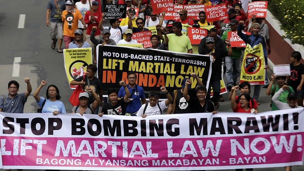 Demonstranten in Manila fordern eine Ende des Kriegsrechts im Süden der Philippinen. Allerdings vergeblich: Das Parlament stimmte der Verlängerung des Kriegsrechts zu.
