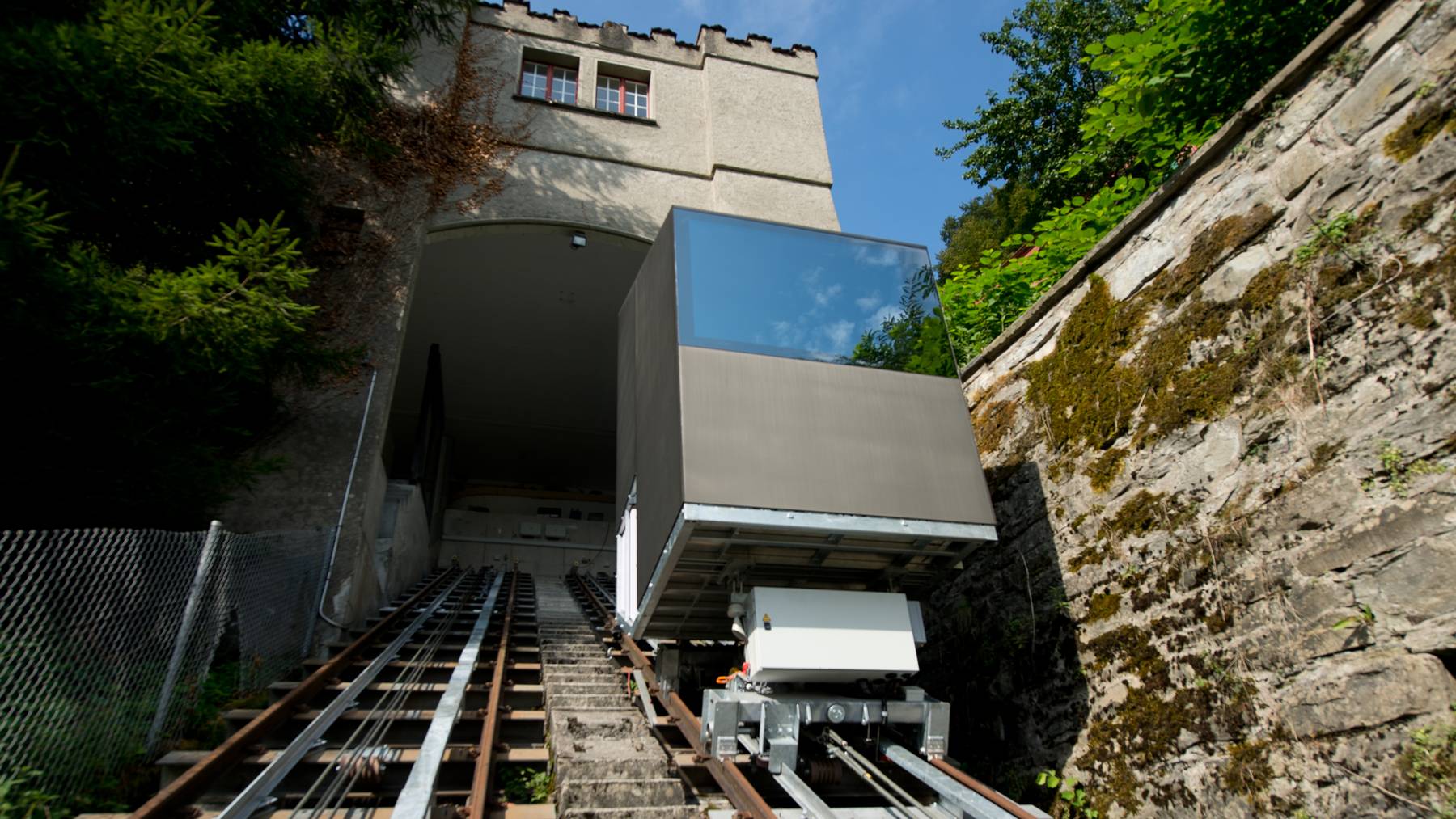 Die zwei neuen Kabinen der Gütschbahn wurden heute angefahren und auf den Schienen montiert. // Gütschbahn Luzern // Gütsch-Bahn