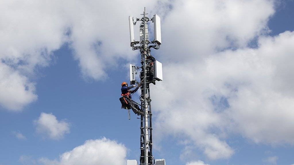 Sollen in gewissen Kantonen nicht aufsteigen dürfen: Swisscom-Monteure beim Installieren einer 5G-Antenne in Bern. (Archivbild)