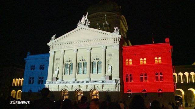 Bundeshaus in den Farben Frankreichs