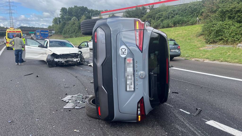 Mercedes kracht nach Fahrt auf Pannenstreifen in Nissan – 1 Person verletzt