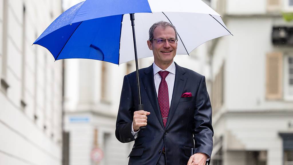 Der Luzerner Finanzdirektor Reto Wyss (Mitte) kann den Schirm schliessen, denn 2023 sind bezüglich Staatshaushalt keine dunklen Wolken sichtbar. (Archivaufnahme)