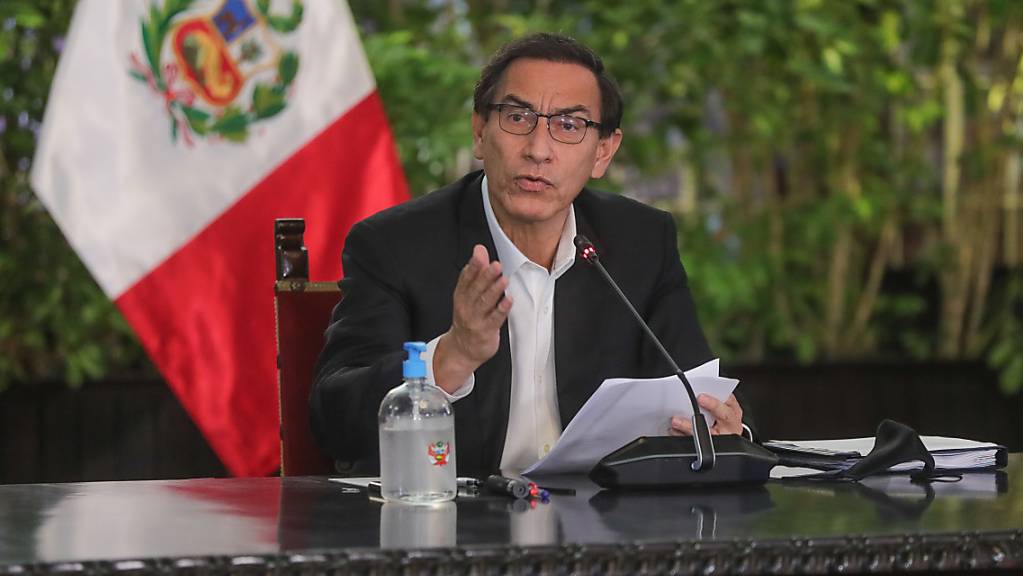 Der peruanische Präsident MartÌn Vizcarra kündigt in Lima die Massnahmen an.