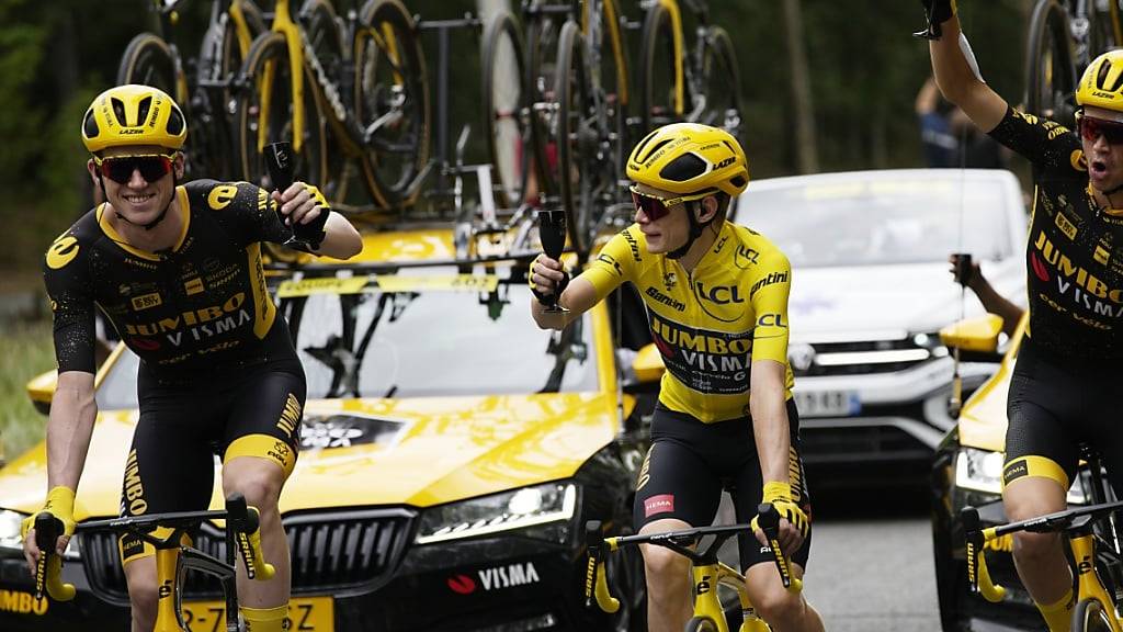 Nathan van Hooydonck (ganz links) prostest an der diesjährigen Tour de France den Fotografen zu. Der Belgier hat Jonas Vingegaard als Helfer unterstützt