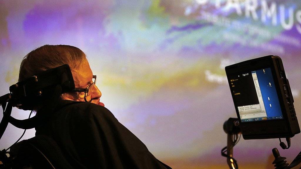 Der weltberühmte Physiker Stephen Hawking mahnt in einer Vortragsreihe seine Mitmenschen zur Vorsicht. In den nächsten 1000 bis 10'000 Jahren könnte sich die Menschheit selbst ausrotten. (Archiv)