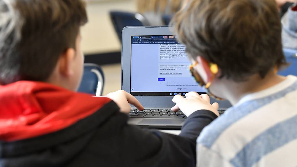 Schüler in Kentucky vergleichen von Mitschülern und von ChatGPT geschriebene Texte über Muhammed Ali. Auch die Stadtzuger Schulen sollen das Potential der künstlichen Intelligenz erkunden und nutzen. (Archivaufnahme)