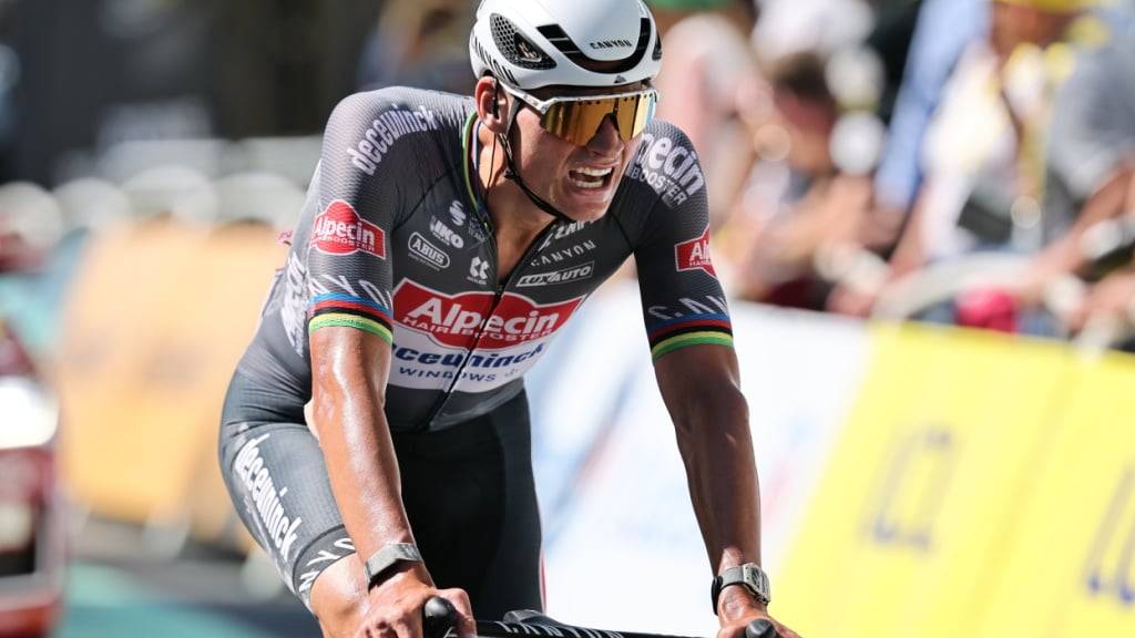Ein völlig ausgepumpter Mathieu Van Der Poel belohnt sich nach einem harten Tag mit der Rückeroberung des Leadertrikots
