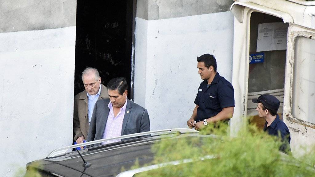 In Uruguay in Haft genommen: Der ehemalige FIFA-Vizepräsident Eugenio Figueredo (li.) verlässt ein Gerichtsgebäude in Montevideo